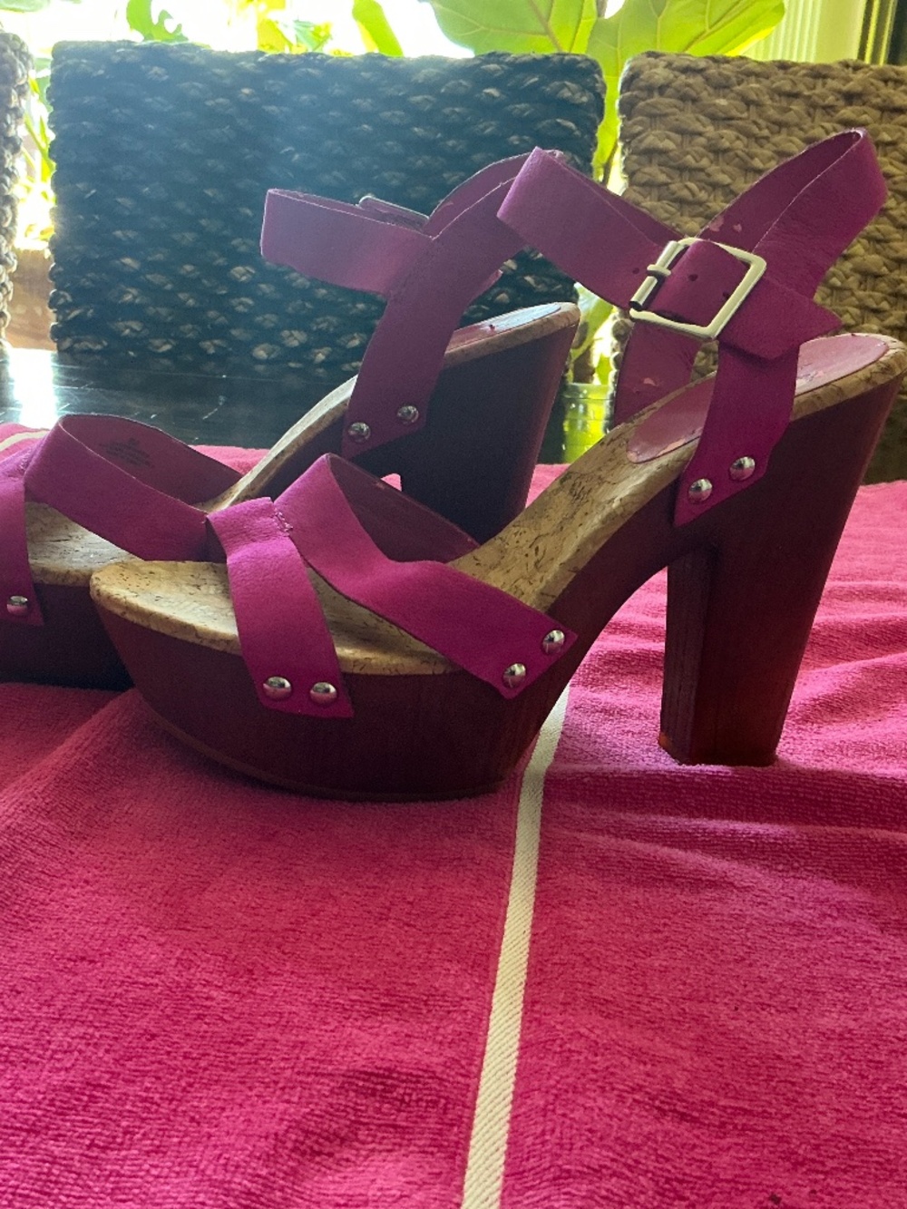 Wooden heel suede fuchsia sandle